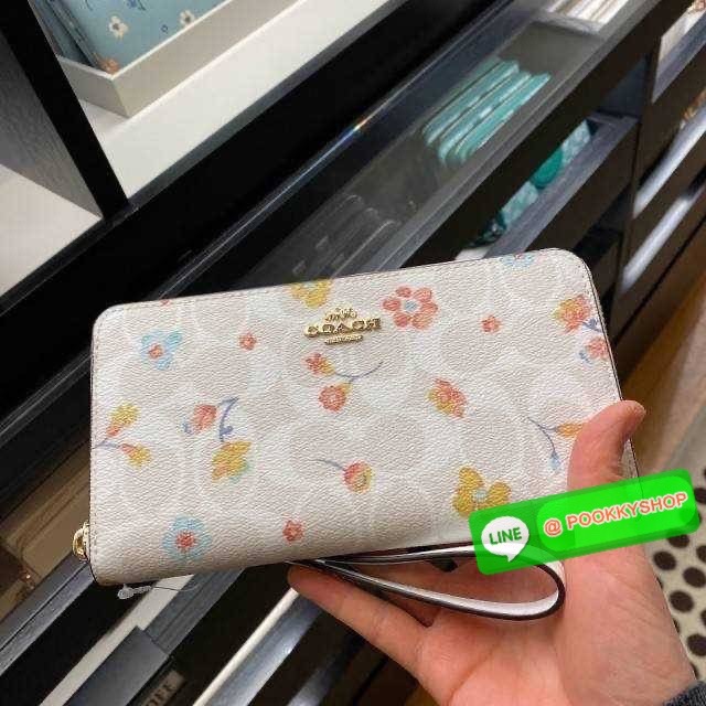 COACH C8695 LONG ZIP AROUND WALLET IN SIGNATURE CANVAS WITH MYSTICAL FLORAL PRINT พร้อมเสิร์ฟความหรู กับคอลใหม่ล่าสุด กระเป๋าสตางค์ใบยาวกึ่งคล้องมือ มาในดีไซน์ผู้ดี เรียบหรู ถือใช้แล้วขับผิวมาก ลวดลายดอกไม้คละเคล้าสวยงาม วัสดุหนังแคนวาสเคลือบลาย มาพร้อมสา