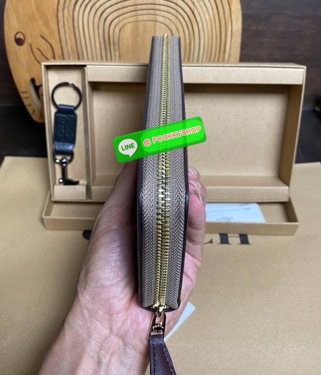 COACH ACCORDION ZIP WALLET IN SIGNATURE CANVAS กระเป๋าสตางค์ใบยาว ซิปรอบ ใช้งานง่าย ด้วยฟังค์ชั้น ด้านใน ใส่บัตรได้จุใจ มีช่องซิปใส่เหรียญตรงกลาง โดนใจหลายๆคนไปเรียบร้อยและคลาสสิค เรียบหรูดูแพงตลอดกาล ยกให้รุ่นนี้เลย