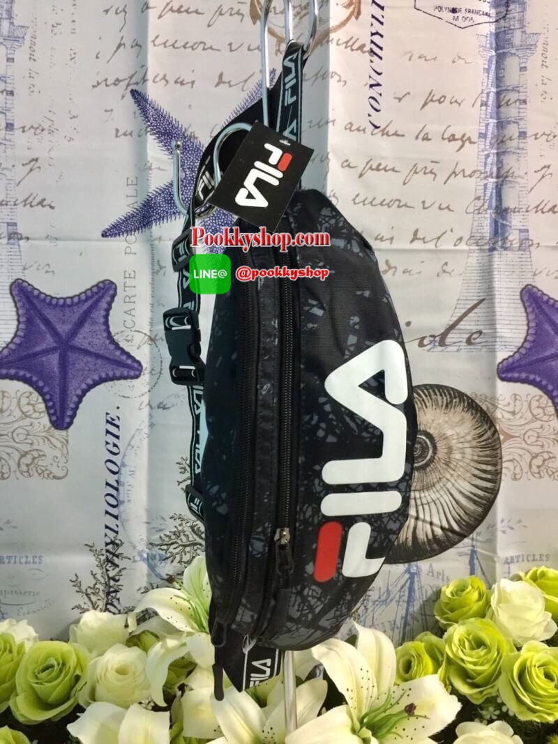 FILA Waist Bag.. รับซัมเมอร์ด้วยลวดลายเกร๋ๆ กระเป๋าคาดอกคาดเอว FILA แบรนด์ฮิตที่ไม่เคยตกเทรน มาให้สะพายกันก่อนใคร ด้วยดีไซต์ลวดลายที่แมทกันอย่างลงตัว ด้านหน้าสกรีนแบรนด์ วัสดุNYLON 100% เคลื่อบเงาอีก 1 ชั้น กันน้ำได้ในระดับหนึ่ง.. เปิดปิดด้วยซิปยาว จุของไ
