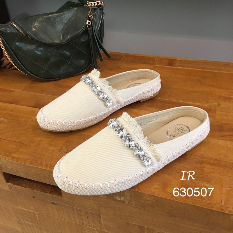 แบบขายดี!!! พร้อมส่ง เสริมลุคของคุณให้ดูลุคสวยชิคด้วยคู่นี้ค่า ทำจากวัสดุผ้าแคนวาสนิ่มเกรดแพงดีไซน์แต่งเพชรคาดเย็บทุกเม็ด ด้านในซับหนังพื้นนวมนิ่มใส่สบายเท้า สาวๆแฟชั่นนิ่สต้าตัวจริง ห้ามพลาดเลยค่า