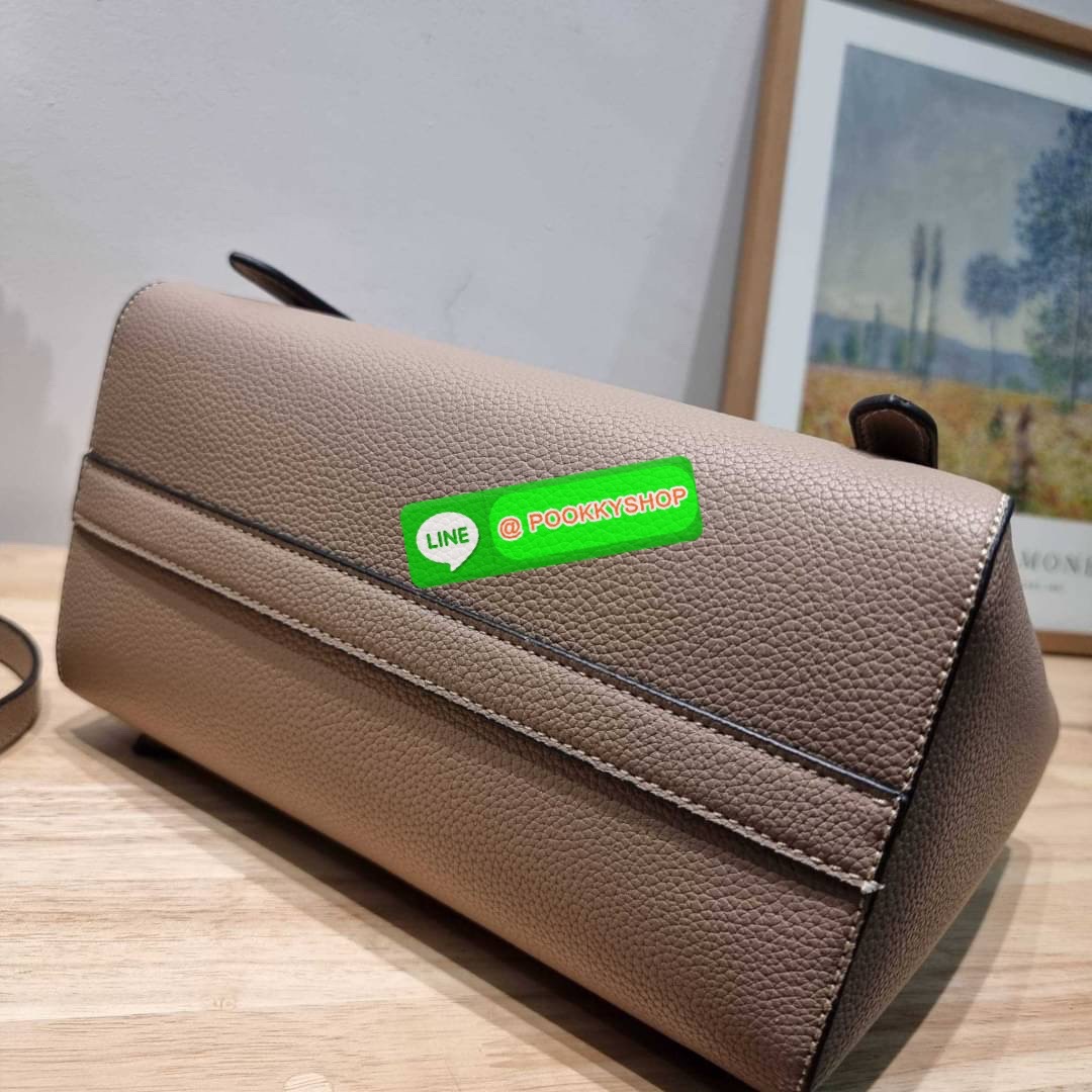 Hot item Prada leather bag กระเป๋าถือ/สะพายล่าสุด จากเคาน์เตอร์ dutyfree ที่ดีไซน์เรียบหรู หนังวัวฟอกสี สวยคมชัด เต็มไปด้วยดีเทลน่าใช้ สายคล้องไหล่ที่สามารถถอดออกได้ เพื่อใช้สายยาวสะพายข้างเส้นเดียว หรือจะใส่ไว้ทั้งคู่ก็อัพเกรดลุคดูแพงได้ ปากกระเป๋ามีฝากร