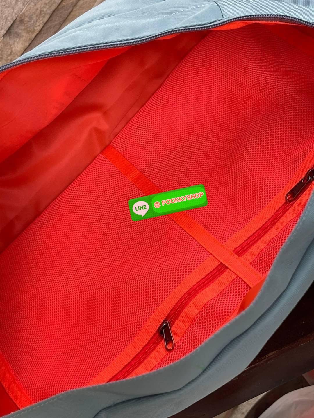 Nike Tech hip pack กระเป๋าคาดเอว Nike Tech รุ่นใหม่ชนช้อป!! ให้คุณหยิบใช้อุปกรณ์กีฬาและพกพาได้อย่างง่ายดาย พร้อมโดดเด่นด้วยกระเป๋าซิป 2 จุดสำหรับเก็บสิ่งของ และสายกระเป๋าแบบปรับได้เพื่อให้แนบกับลำตัว ใช้งานได้คล้องตัว ใส่ของได้จุสมใจเลยคร้า