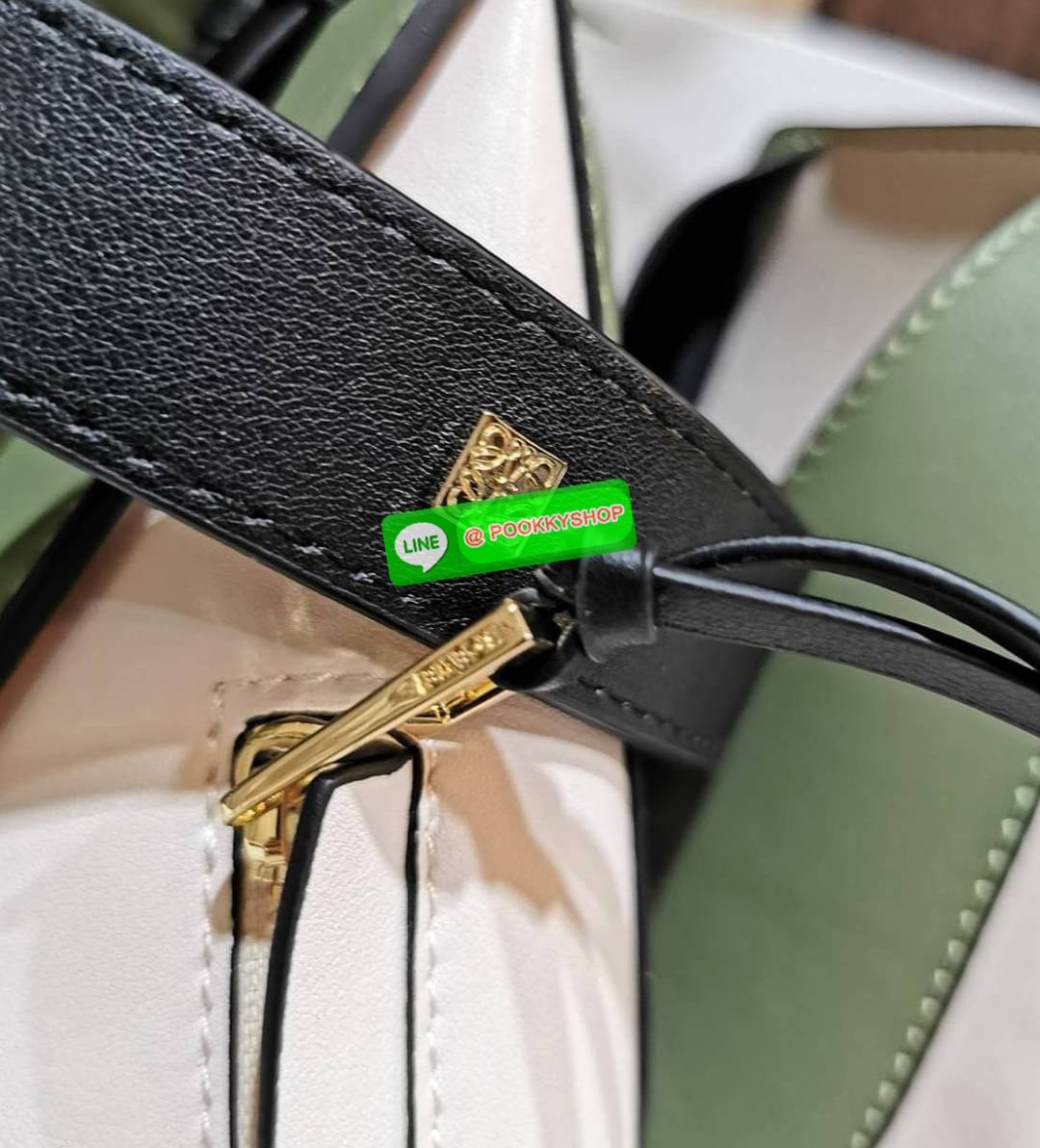 ✴️NEW ARRIVAL!✴️LOEWE HANDLE & SHOULDER BAG GIFT WITH PURCHASE GWP พรีเมี่ยมกิ๊ฟ Limited จาก LOEWE PERFUME DUTYFREE รุ่น Rare items สุดๆวัสดุหนังแท้ Calfskin หนังสวยดีไซน์มีเอกลักษณ์ ใบใหญ่กำลังดี น้ำหนักเบา สามารถปรับได้หลายทรงไม่จำเจ ด้านข