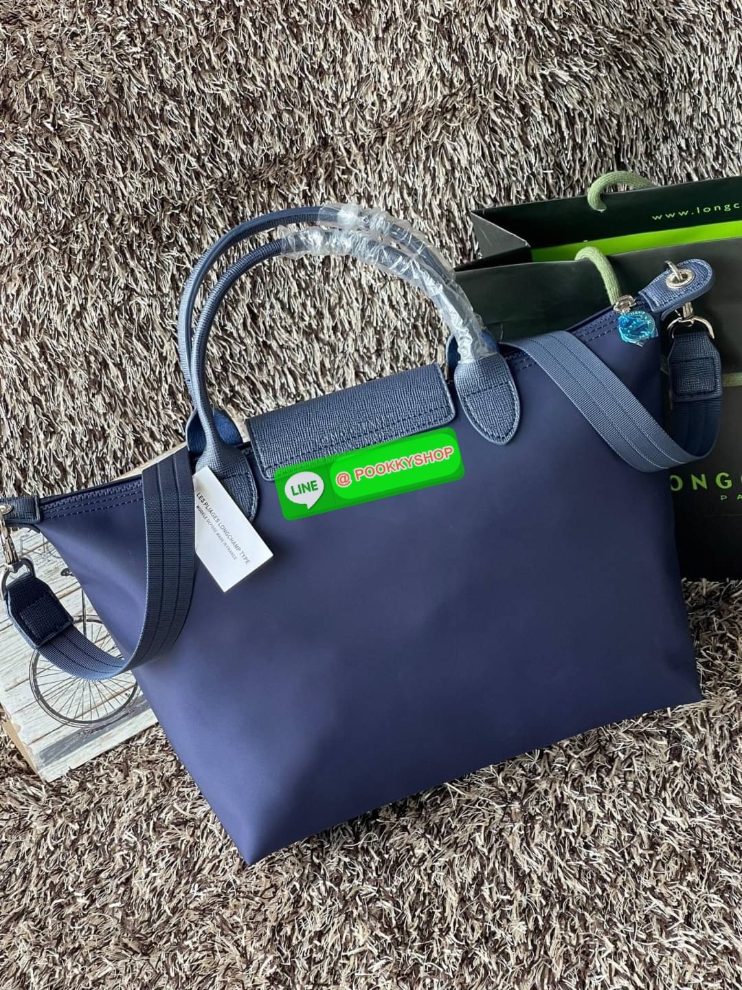 Longchamp Le Pliage Neo Size M มาพบกับกระเป๋ารุ่นยอดนิยม ที่สาวๆ ต้องมีไว้เก็บไว้สักใบ กระเป๋าโท้ทใบนี้ มาพร้อมกับสีที่มีสไตล์เรียบง่าย มีสายสะพายยาวช่วยให้คุณสามารถสะพายไหล่ได้อย่างสบาย ในขณะที่ที่ปิดแบบซิปช่วยให้คุณมั่นใจได้ว่าของด้านในมีความปลอดภัย Le