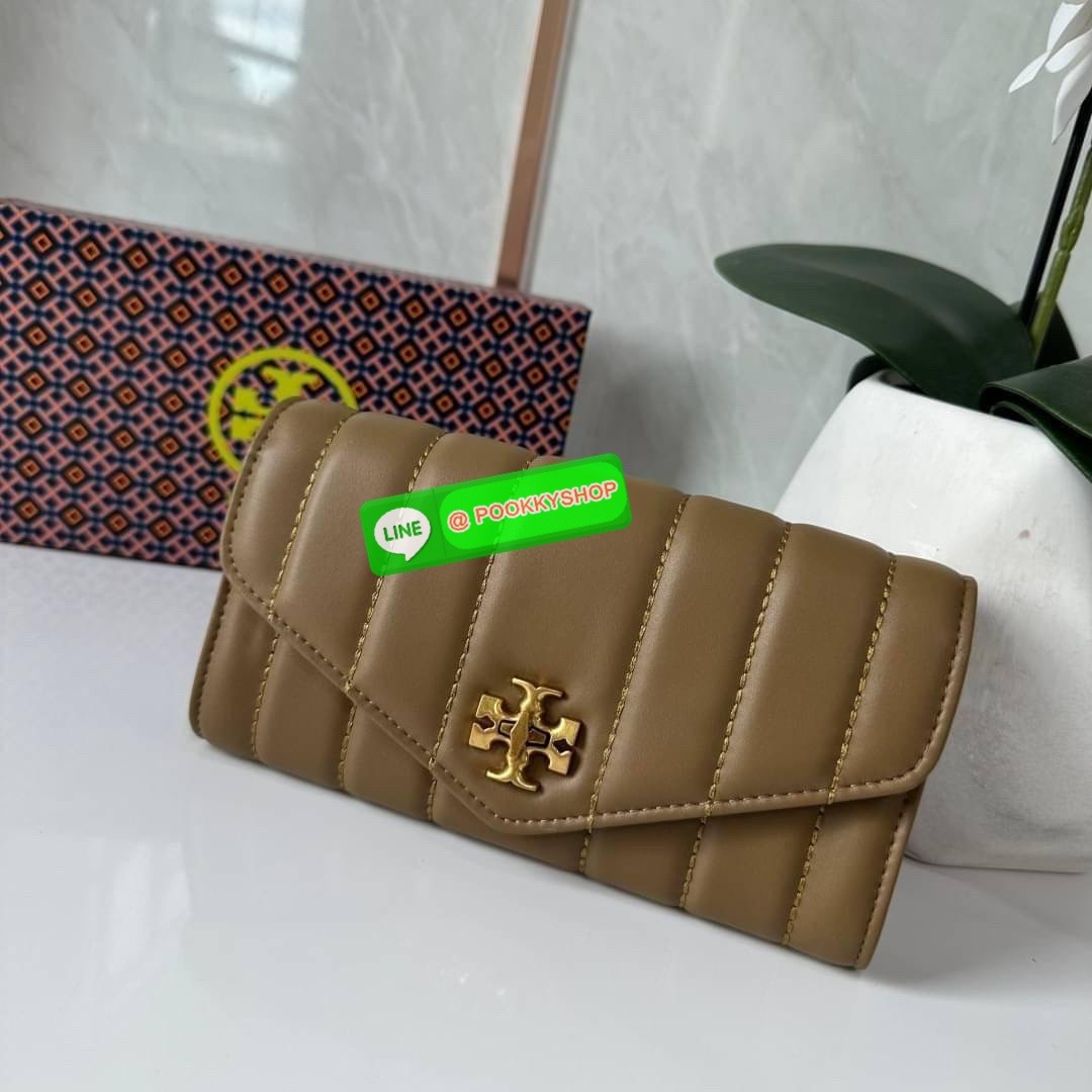 TORY BURCH KIRA CHEVRON POUCH KEY FOB 📍กระเป๋าสตางค์ใบยาว รุ่นใหม่ ทรงคลาสสิค 📍เปิด-ปิดด้วยอะไหล่บิดล็อค 📍ภายในมีช่องซิปตรงกลางสำหรับใส่เหรียญ ช่องใส่ธนบัตรและช่องใส่บัตร 📍วัสดุหนังแกะแท้ 📍จัดระเบียบกระเป๋าสตางค์ได้