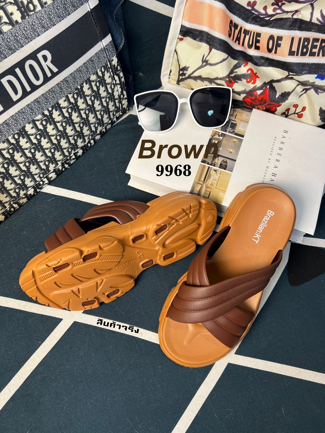 ฟังก์ชั่นที่คิดมาเพื่อให้ใส่สบายรับหน้าฝนแบบนี้ รองเท้าสวมลำลอง หน้าไขว้ โปร่งๆ โล่งๆ ที่ใส่แล้วยังดูสวย ใส่สบาย เอาไว้ประจำตัว แต่งตัวง่าย แถมราคาน่าคบหา พร้อมลุยฝนนี้ได้สบายๆ เลยจ้าา