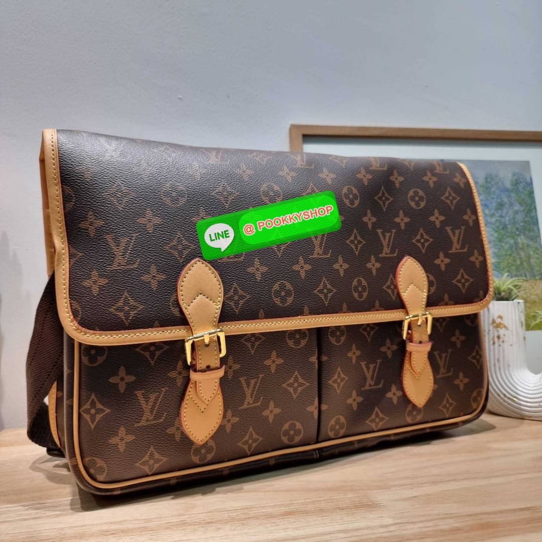 LV GIBECIERE CROSSBODY BAG กระเป๋าสะพายข้างใบใหญ่ ทรงแมสเซนเจอร์ เอาใจหนุ่มๆ ดีไซน์วินเทจ ย้อนยุค คลาสสิคไม่มีเบื่อ วัสดุหนังแคนวาส ทนทาน เปิด-ปิดด้วยสายคาดปรับระดับได้ ภายในมีช่องแบ่งเป็นสัดส่วนอย่างดี มีช่องซิป สายสะพายปรับได้ตามชอบ ใส่ของได้เลยแบบจุใจ