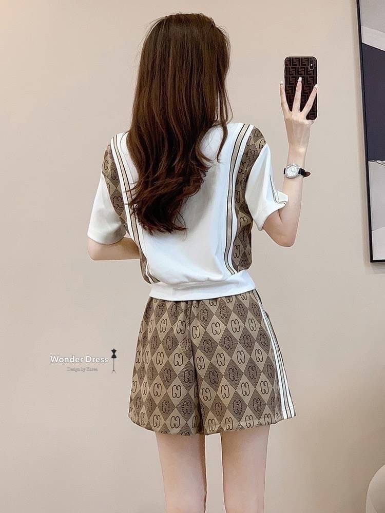 NEW ARRIVAL KOREA DESIGN BY WONDER DRESS สินค้าพร้อมส่ง เซทเสื้อยืดกับกางเกงขาสั้นลวดลายคลาสสิค ดีเทลเสื้อแขนสั้นสีขาวแต่งซิปช่วงหน้าอก จับคู่มากับกางเกงขาสั้นแต่งแทบข้าง งานน่ารักสวมใส่สบายคะ