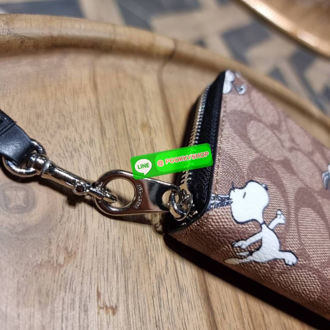 COACH C4596 COACH x PEANUT ACCORDION ZIP WALLET IN SIGNATURE CANVAS WITH SNOOPY PRINT คอลเลคชั่นใหม่ล่าสุด 2IN1 ไปอีก กระเป๋าสตางค์กึ่งคล้องมือ ลายสนูปพี น่ารักน่าใช้ สีคลาสสิค ใช้ได้ตลอดกาลไม่มีตกเทรนด์ วัสดุหนังแคนวาสเคลือบลาย มาพร้อมสายคล้องมือ ถอดออกไ