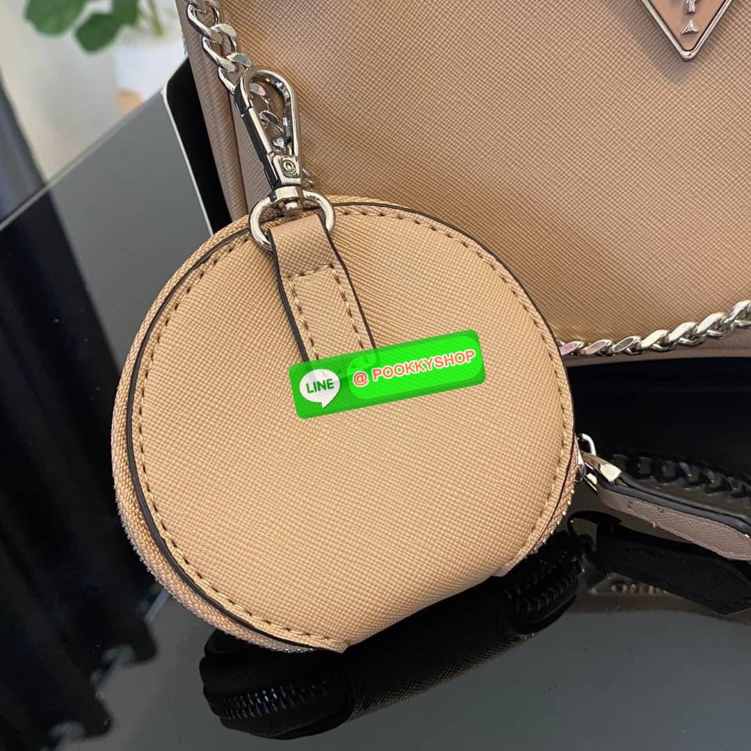 รุ่นใหม่ล่าสุด GUESS SHOULDER BAG ซื้อ1ได้ถึง2ไอเท็ม กระเป๋าพอชรูปทรงสวย เปิด-ปิดด้วยซิปด้านในโล่งกว้างมีช่องซิปใส่ของจุกจิก เพิ่มความน่ารักด้วย กระเป๋าใส่เหรียญใบเล็กทรงกลม เฝสามารถถอดใช้แยกได้ มาพร้อมสายโซ่สะพายไหล่ และสายสะพายยาวสามารถปรับระดับได้ฟรีไซ