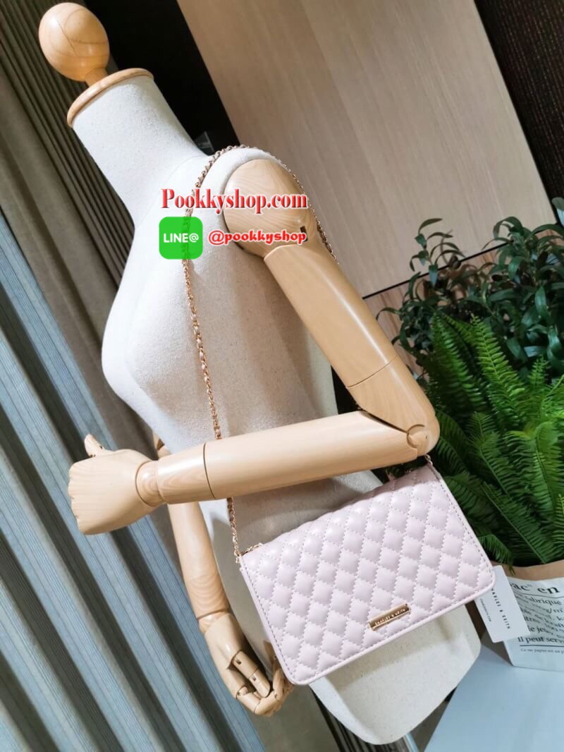 พร้อมส่ง! BEST SELLER! CHARLES & KIETH MINI CLUTCH BAG กระเป๋าสะพายทรงคลัชรุ่นยอดนิยมดีไซน์คลาสสิควัสดุหนังนิ่มลายตารางสวยอยู่ทรงขนาดมินิสไตล์ Chanel เปิดปิดด้วยตัวล๊อคแบบบิดอะไหล่ทอง ด้านหลังประดับโลโก้แบรนด์สวยดูดี มาพร้อมสายสะพายโซ่ร้อยหนัง Crossbody ไ