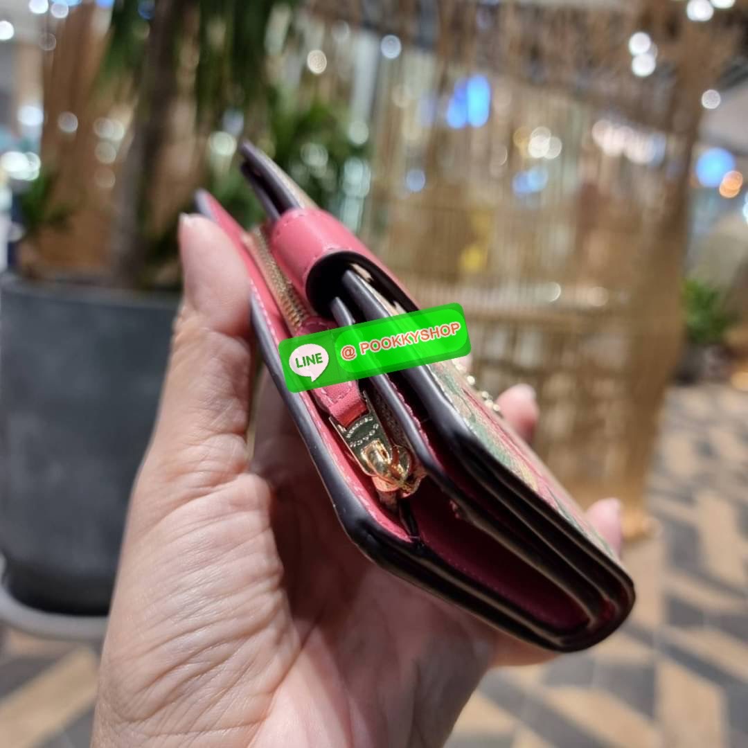 COACH F73374 MEDIUM CORNER ZIP WALLET IN SIGNATURE CANVAS WITH LILLY PRINT สายคุณหนูต้องมาแล้วน้า!! ลายใหม่ล่าสุด!! ดอกลิลลี่มุ้งมิ้ง หวานๆไปอีก กระเป๋าสตางค์ใบกลาง 👛 ขนาดกำลังเหมาะมือ วัสดุหนังแคนวาสเคลือบลาย ดูแลรักษาง่าย มีช่องใส่บัตรและธนบัตรค