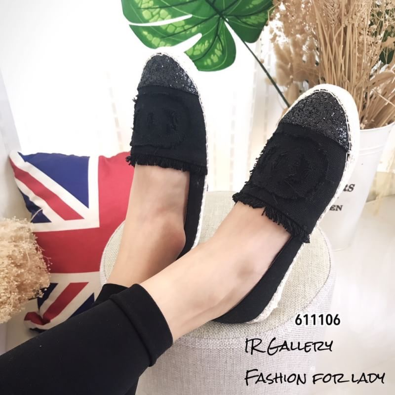 แบบขายดี!! พร้อมส่ง รองเท้าผ้าใบลำลองแฟชั่น แบบสวมแต่งชายรุ่ยดีไซน์สวย มาในรูปแบบวัสดุผ้าแคนวาสเกรด A ปักโลโก้ ด้านหน้าแต่งกลิตเตอร์วิ้งๆ ขอบหุ้มเชือกพันปอ ส้นยางกันลื่นทรงสวย สวมใส่ง่าย สวยนำเทรนด์ก่อนใครที่นี่ที่เดียว