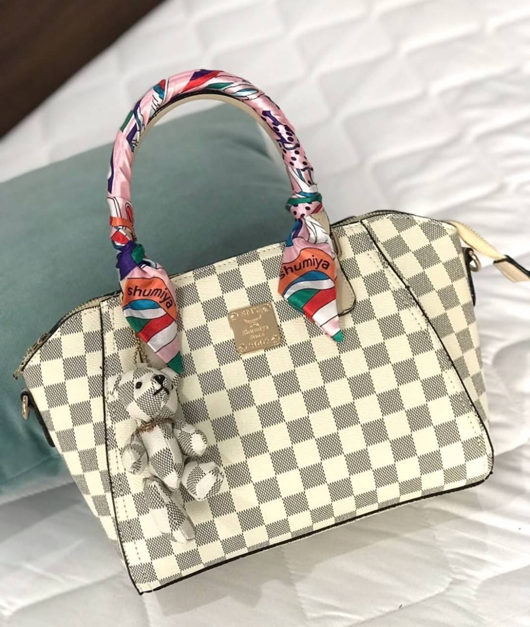 SHUMIYA BAGS พร้อมส่ง กระเป๋าหมีตาราง ทรงปีก งานเก๋มากค่ะ มาพร้อมโลโก้และผ้าผูกหูแบรนด์ shumiya !! WOW WOW ~ เอาใจแฟนคลับหมีตาราง งานมาใหม่ สวยปังทุกแบบ !!! แถมฟรีพวงกุญแจหมีน่าร๊ากก น้ำหนักเบา จุของได้เยอะ หลายช่องใช้งาน มีสายสะพายยาวให้ 1 เส้นค่ะ