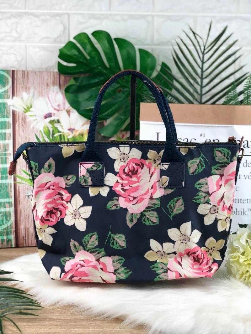 CATH KIDSTON HANDBAG กระเป๋าถือ/สะพายทรงสวย ด้านหน้ามีช่องซิปใส่ของจุกจิกได้ มีหมุดรองฐาน 4 มุม หูหิ้วมีหนังรองมือ เปิดปิดด้วยซิปบน ด้านในกว้างจุของได้เยอะ มีช่องซิปเล็ก 1 ช่อง มาพร้อมสายสะพายยาวถอดและปรับสายได้ รุ่นนี้น้ำหนักเบา ใช้งานง่ายได้หลายโอกาส มี