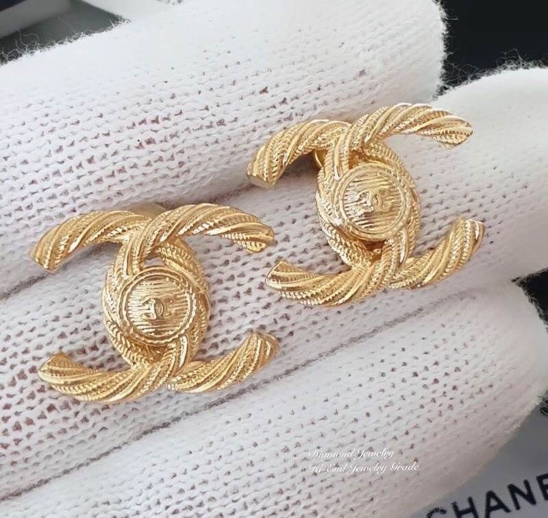 Super Hi-End Quality !!!! ((งาน 1:1 เหมือนในช็อปมากที่สุดในท้องตลาด)) Chanel Earring ต่างหูชาแนลงาน 1:1 เหมือนของแท้เป๊ะๆค่ะ รับรองงานสวยมากกกกก ดูหรู ดูผู้ดีสุดๆ งานดี ตัวเรือนคุณภาพดีมากๆมากๆคะรับประกันความพอใจเลยค่ะ ตัวเรือนสีทอง ไฮโซมากค่ะ คอนเฟิม !!!