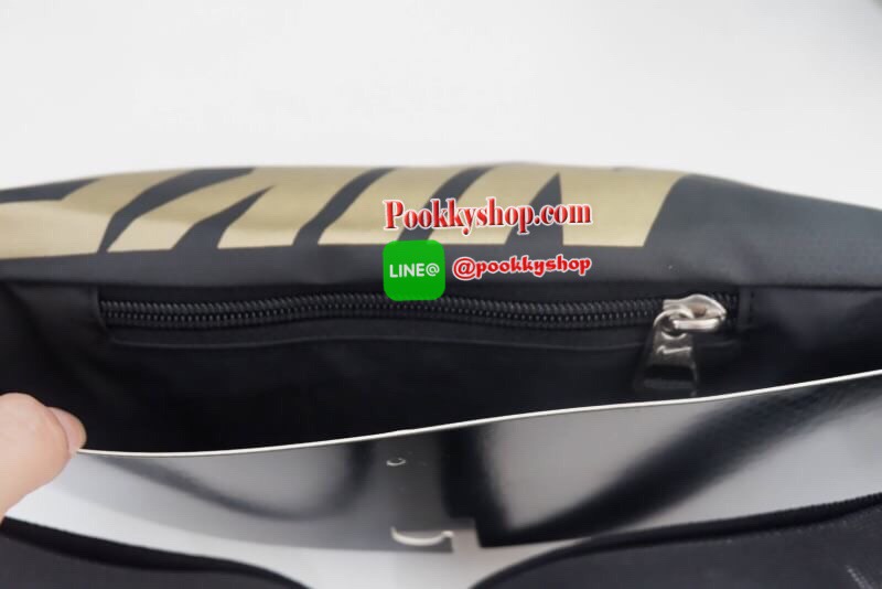 Brand : Nike กระเป๋าคาดเอว สะพายข้างใบใหญ่ เก็บของได้เยอะ ภายนอกมี2 ซิป ภายใน มีซิปเล็กไว้เก็บของ สายสะพายปรับได้ ใส่ได้ทั้งผู้หญิง และ ผู้ชาย