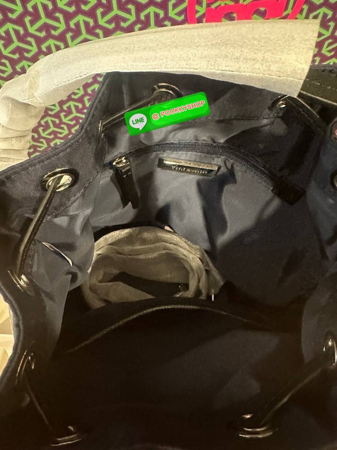 “🖤 Tory Burch Logo-Plaque Bucket Bag – ดีไซน์เรียบเท่ ถือได้ สะพายได้ ครบทั้งความจุและความชิค ✨ วัสดุ ไนลอน แต่งหนัง เบา จุของดี เหมาะกับวันทำงาน หรือวันสบาย ๆ ขนาด 8.5 นิ้ว | สภาพ ใหม่ 100% พร้อมส่ง