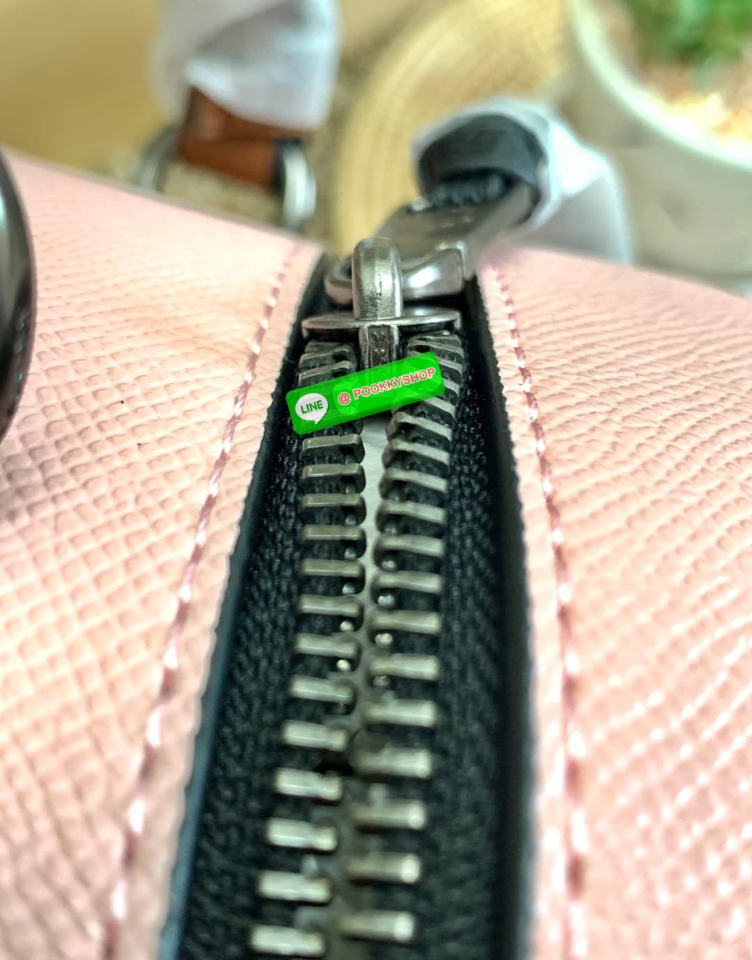 COACH JORDYN BACKPACK ((C2732//76623)) 🌹🌹ไม่มียังไงไหว ต้องบอกว่าน้องสวยมากๆค่า! กระเป๋าสะพายหลังแบบมีหูหิ้ว หนังแแท้ ลายหนังสวยน่าใช้มากค่ะ ด้านหน้ามีช่องซิปใส่มือถือหรือของจุกจิกลงไปได้ค่ะ เปิด-ปิดกระเป๋าแบบซิปคู่ห้อยหนัง ภายในกว้างใส่สั