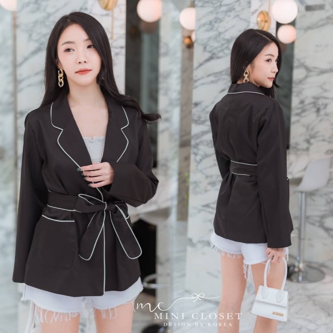 🤘🏻ตัวนี้เริ่ดบอกเลยต้องจัด🤘🏻 งานเสื้อคลุมผ้าสูทโพลีเอสเตอร์ เย็บกลับซับในผ้าลื่นทั้งตัว ขอบสีสลับ งานดีไซน์เก๋ แถมเชือกผูกเอว ใส่แบบปล่อยก็สวย คุ้มที่สุด ไม่มีไม่ได้แล้วววว