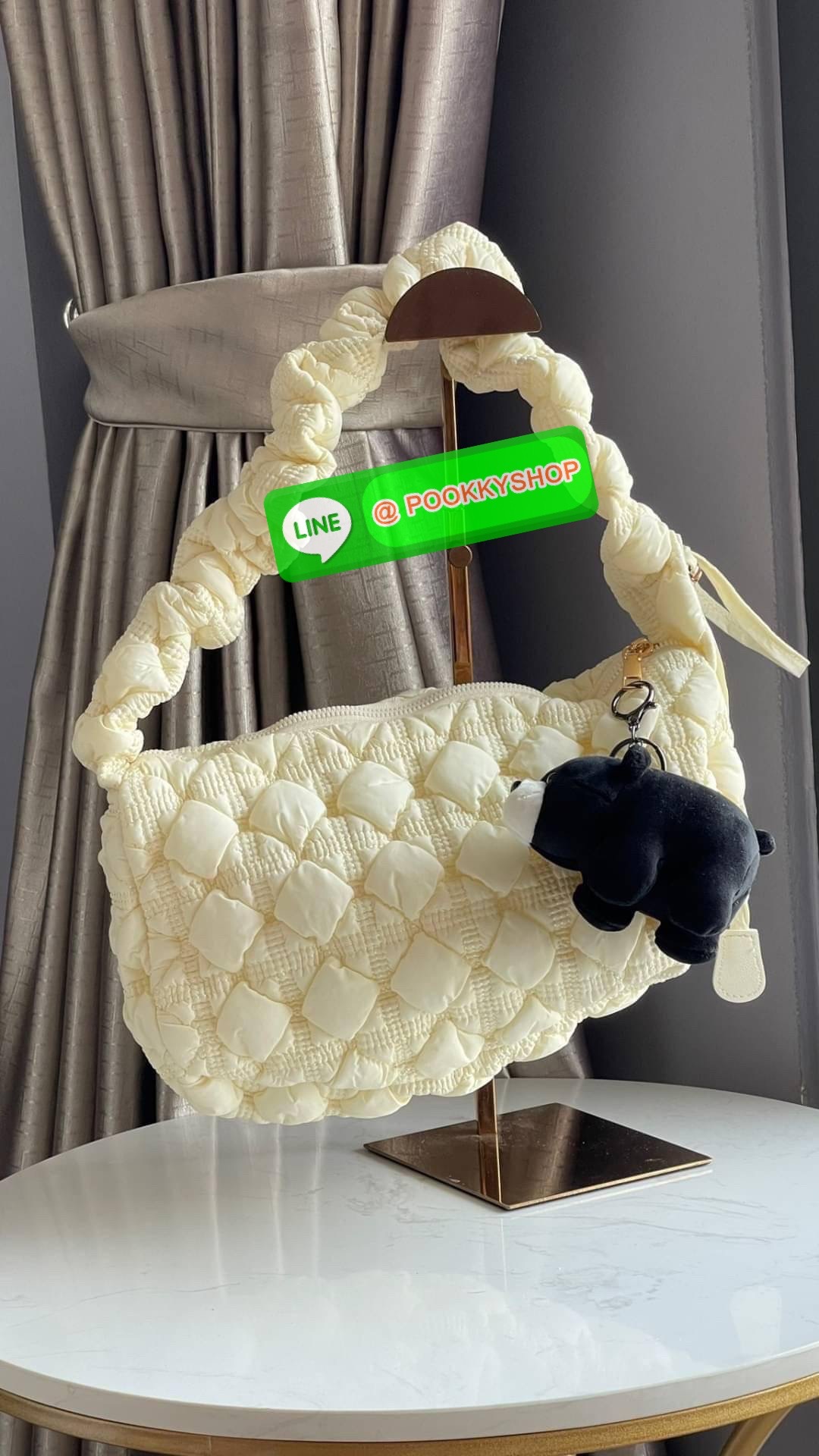 C Cozy Shoulder Bag สายแฟชั่นเกาหลีห้ามพลาด เป็นกระเป๋าที่กำลังได้รับความนิยมอย่างมากในเวลานี้ ถูกออกแบบมาให้มีลักษณะนุ่มนิ่มไม่ต่างจากพัฟเฟิลโค้ตหรือผ้านวม เลือกหยิบมาใช้ แมตช์เข้ากับคอสตูมได้ในแต่ละวัน รูปทรงและงานดีไซน์ที่มีความโดดเด่น และแตกต่างจากกระ