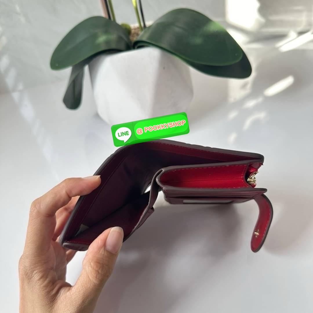 Coach Medium Corner Zip Wallet With Signature Leather 🔖กระเป๋าตังใบกลาง คอลเลคชั่นใหม่ หนังนิ่ม ลายC นูน สวยมาก 🔖วัสดุ: หนังแท้ 🔖เปิด - ปิดแบบกระดุม มีช่องใส่แบงค์ ใส่ธนบัตรได้ทุกชนิด ช่องใส่บัตร ใส่เหรียญ