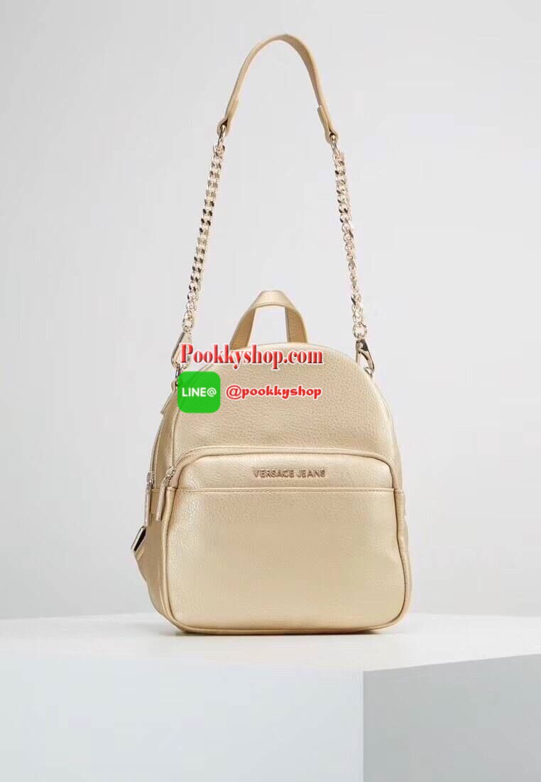 VERSACE JEANS BACKPACK BAG (VJ) กระเป๋าสะพายเป้จากแบรนด์ดัง วัสดุ PU คุณภาพดี นิ่ม ด้านในโล่งกว้าง มีช่องซิปหนึ่งช่อง ช่องเล็กใส่ของแยกเป็นสัดส่วน ด้านหน้ามีช่องซิปและช่องใส่มือถืออีกหนึ่งช่อง ซับในลายแบรนด์ รุ่นนี้สามารถสะพายได้ถึง2แบบ ราคาสุดคุ้มค่ะห้าม