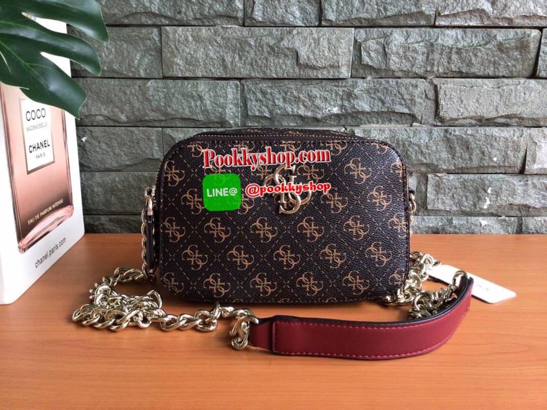 GUESS NOELLE CROSSBODY CAMERA BAG กระเป๋าสะพาย Crossbody รุ่นยอดนิยมหนังเรียบ และ หนังลาย Signature แบรนด์รอบใบ สวยอยู่ทรง ขนาดกำลังดี ด้านหน้ามีโลโก้แบรนด์ เปิดปิดด้วยซิปสะดวกใช้ แบ่งเป็น 2 ช่องซิป ภายในมีโลโก้ซับในลายแบรนด์ ภายในแยกเป็นสัดส่วนใช้งาน ใส่