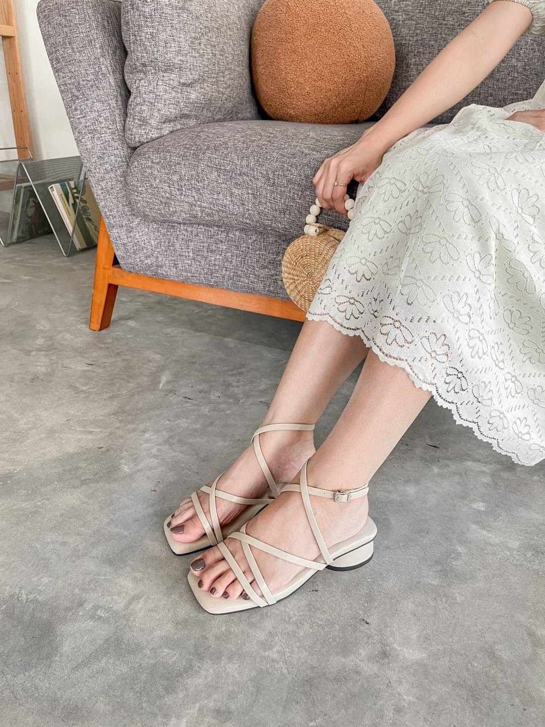 รองเท้าส้นสูงกำลังดี 1.5 นิ้ว ใส่เดินไม่เมื่อย มีสายรัดข้อ ใส่ได้หลายโอกาส พื้นปูฟองน้ำหนาพิเศษ นุ่มมากๆ สายรัดข้อเป็นตะขอเกี่ยว ใส่ง่ายค่า