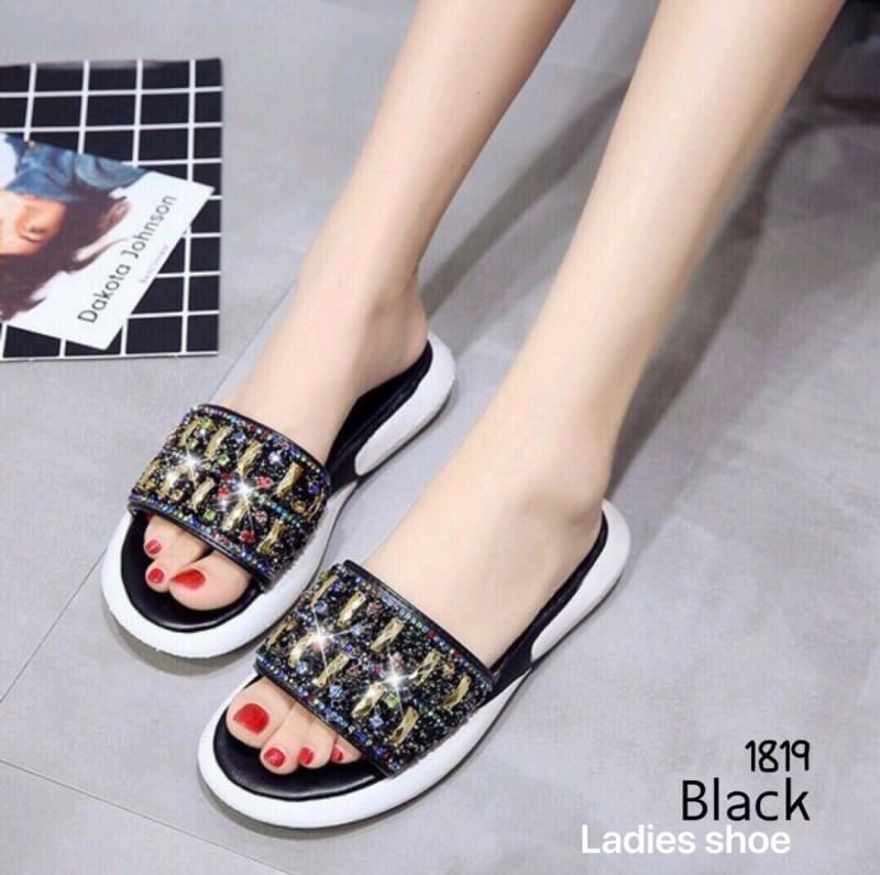 รองเท้าแตะชั่นนำเข้าสไตล์เกาหลี วัสดุพื้PU นุ่มน้ำหนักเบา ทรงสวมหนังแต่งอะไหล่วิ้งๆ ใส่ลำลองสบายๆขับผิวแมทง่าย