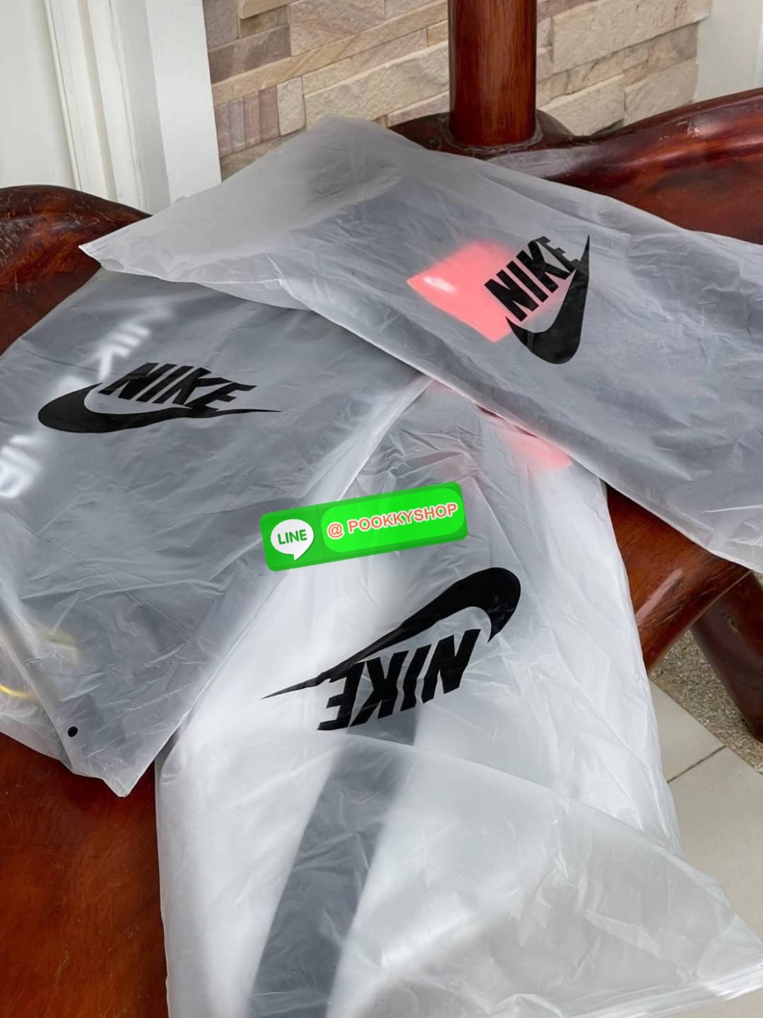 Nike Tech hip pack กระเป๋าคาดเอว Nike Tech รุ่นใหม่ชนช้อป!! ให้คุณหยิบใช้อุปกรณ์กีฬาและพกพาได้อย่างง่ายดาย พร้อมโดดเด่นด้วยกระเป๋าซิป 2 จุดสำหรับเก็บสิ่งของ และสายกระเป๋าแบบปรับได้เพื่อให้แนบกับลำตัว ใช้งานได้คล้องตัว ใส่ของได้จุสมใจเลยคร้า