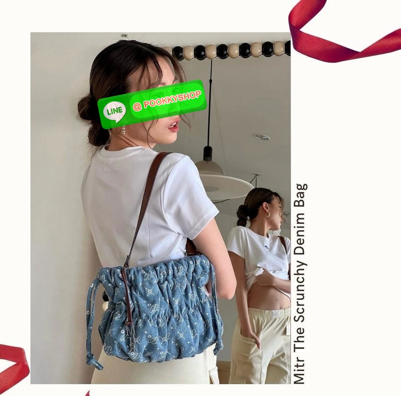 Mitr scrunchy bag 🔖กระเป๋ายีนส์สุดน่ารักเนื้อนุ่มพิมพ์ลาย Monogram ของ Mitr จุของได้เยอะรูปทรงแบบรูดได้ น้ำหนักเบาสุดๆ สะพายเป็น Shoulder Bag หรือถอดสายและถือเป็น Clutch Bag ก็ได้ ดีเทล Charm ห้อยโลหะสีเงิน โดดเด่นสุดๆ