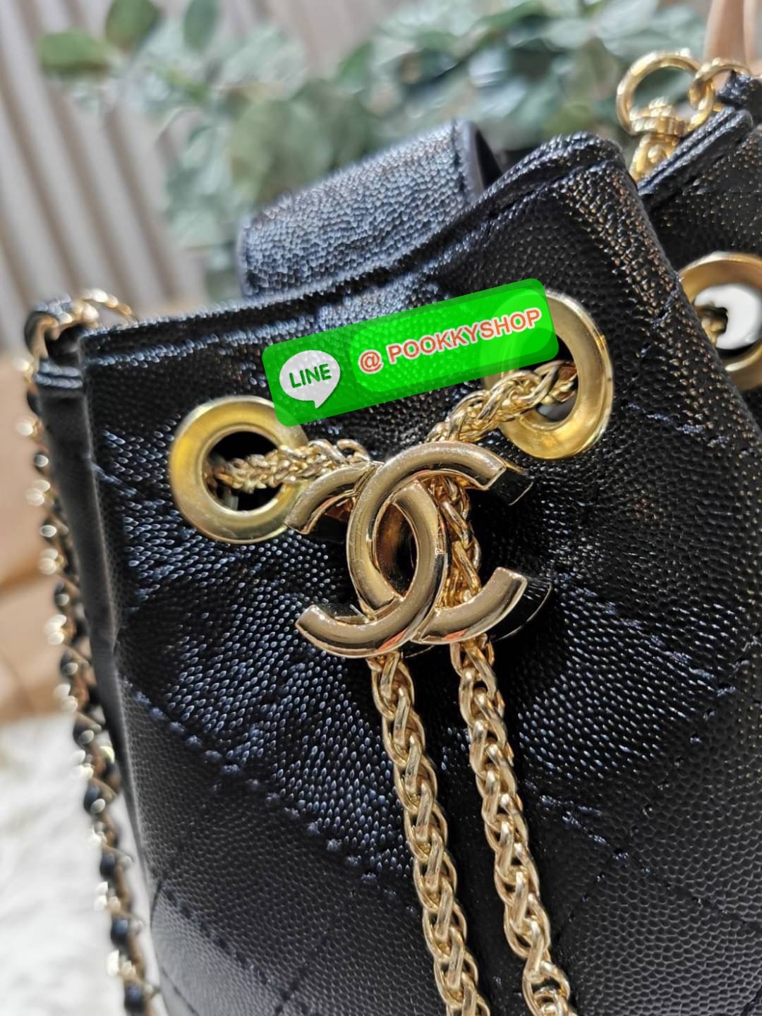 ห้ามพลาด! New! Chanel Bucket Bag With Chain VIP Gift With Purchase (GWP) Limited พรีเมี่ยมกิ๊ฟ Chanel Perfume Counter วัสดุหนังคาเวียร์ลายตารางเปิดปิดแบบ Drawstring และแถบหนังคาดกลางประดับอะไหล่แบรนด์สีทองภายในโล่งกว้างใส่มือถือ iphone ของจุกจิกได้เยอะ มา