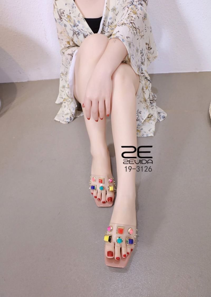 เเบบขายดีพร้อมส่งรุ่น best seller ส้นสูงวัสดุพียูใสนิ่มเเบบสวมติดหมุดสีStyle Valentino ส้นสูง 2 นิ้ว เป็นรุ่นที่ใส่ง่ายมากๆ กระเเสเเรงเว่อร์ๆ เห็นเเล้ว like เลย ใส่เเล้วดูเซ็กซี่ เปรี้ยวดูดี ขับผิวขาว ครบ!!!ไม่อยากพลาด รีบจับจองเป็นเจ้าของกันด่วน