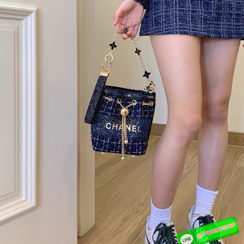 NEW NEW NEW **สินค้าเข้าใหม่** รุ่นนี้บอกเลยว่าสวยทุกอนุ หิ้วไปไหนมาไหนคือเริ่ดไปเลยค่าา CHANEL BUCKET TWEED WITH CHAIN BAG ((Premium gift make up ตปท.)) มีป้ายNot for sale 🔖พร้อมส่งค่าสาวๆ รอบนี้ได้มาไม่เยอะ! กับกระเป๋าขนาดกลางกำลังดี วัสดุผ้าTwe