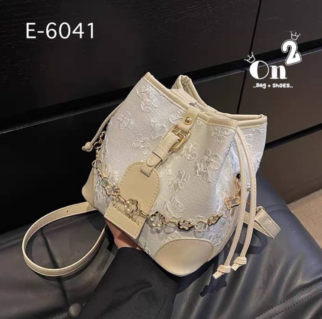 กระเป๋าสะพายทรงขนมจีบ ลายดอกไม้ เปิด-ปิดแบบหูรูด ทรงสุดฮิต มาพร้อมสายสะพาย 2 สาย มาใหม่ 2 สีจ้า