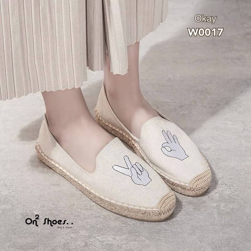 งานมาใหม่พร้อมส่ง คัชชูผ้าใบแคนวาสขอบปอเกาหลี งานดี ทรงสวย ใส่ออกมาดูดีมากค่ะรุ่นนี้ใส่ได้กับทุกชุด จะกระโปรง หรือ กางเกงก็เอาอยู่ค่ะ งานกล่องเกรดดีพื้นกันลื่น