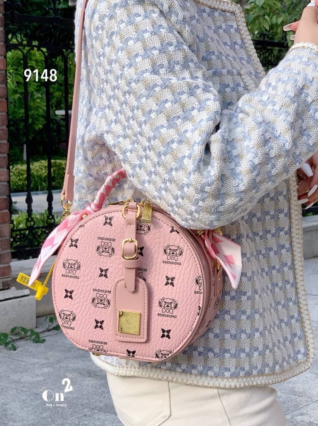 NEW-IN🤎🤎ใบนี้น่ารักมากค่ะ มาใหม่ทรงกลม งานคุณภาพเช่นเคย มาพร้อมสายยาวครอสบอดี้ พกใบเดียวจบ แนะนำเลยค่า✨