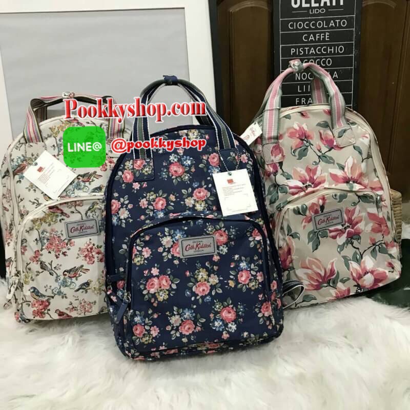 New Arrival cath kidston multi pocket backpack กว่าจะได้รุ่นนี้หายากมากๆนะค่า เพราะในช้อปก็มาเร็วไปเร็วค่า ใบนี้คุ้มมากๆเพราะว่ามีช่องหลักถึง 3 ช่องค่ะ ด้านหลังมีช่องแยกบุนุ่นอย่างดี สามารถใส่แลปท้อปได้ค่ะ ส่วนช่องกลางเป็นช่องสัมภาระใหญ่ แยกเป็นสัดส่วนค่ะ