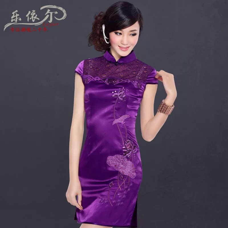 สีแดง คอจีน แต่งซีทรู และปักฉลุ ช่วงอก งานผ้าไหมสวยหรู เนื้องานละเมียด สวยกรูสุดๆคะ กระโปรง สาวๆ ที่ใฝ่ฝันอยากใส่กี่เพ้า สวยๆ อย่าพลาดเลยนะคะ งานมีระดับ ในราคาไม่แพงเลย.. ขอบอก .. ความเหมือนของสินค้าจริง กับภาพตัวอย่าง 99.99%