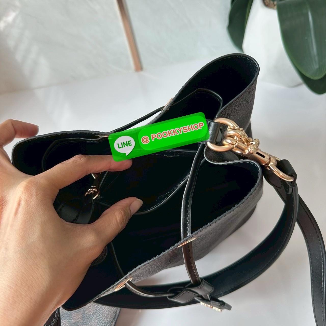 Coach Roan Bucket Bag Signature Canvas CBH07 กระเป๋าทรงบัคเก็ตใบเก๋ ดีไซน์คลาสสิก ลายซิกเนเจอร์สุดฮิต ใส่ได้ทุกโอกาส มาพร้อมสายสะพายปรับได้ ถอดได้ ใช้งานได้ทั้งสะพายไหล่ / crossbody / handheld