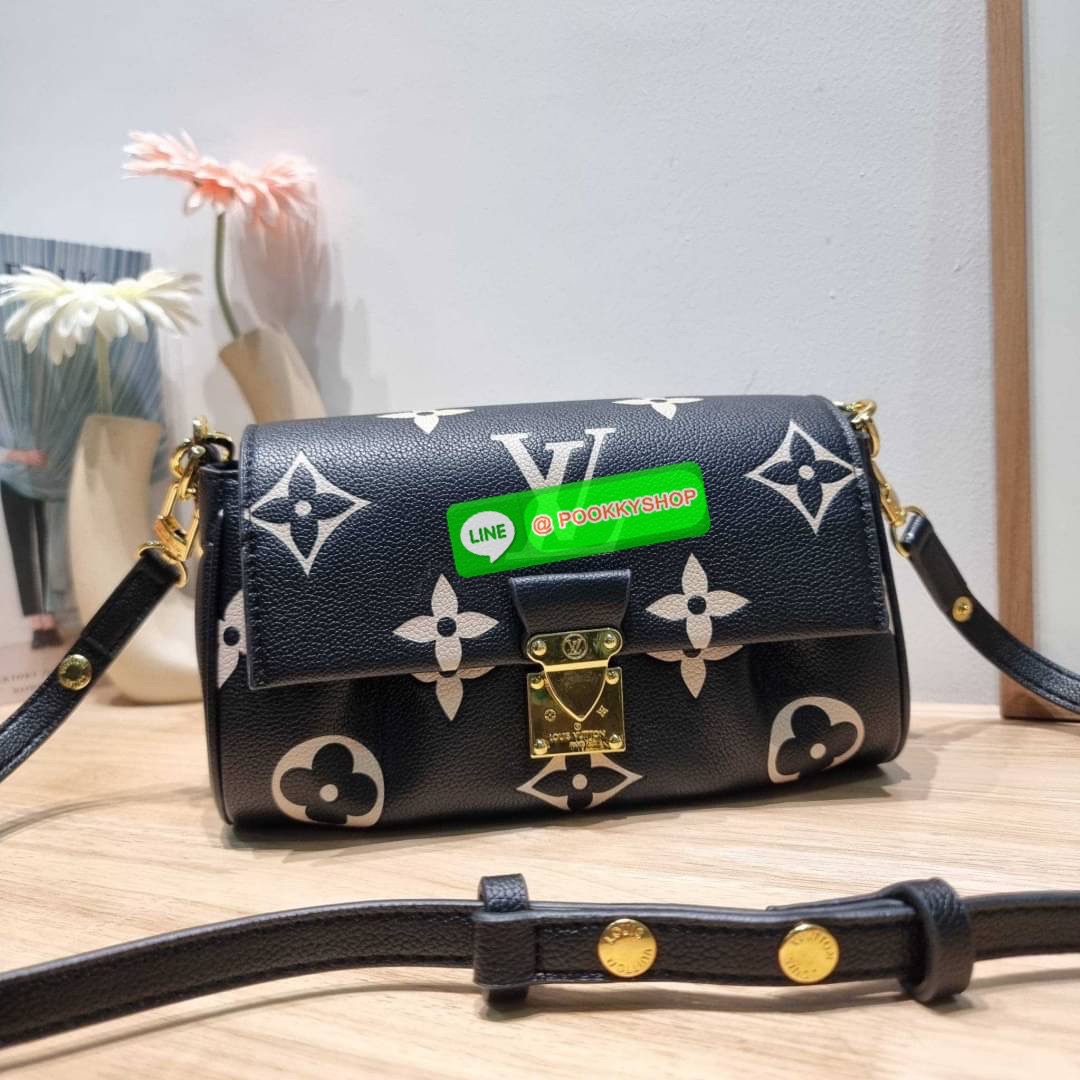 New in กระเป๋าสะพายคอลใหม่ล่าสุด สวยหรู ดูแพง ดีไซน์รูปทรงออกมาให้ใช้งานได้ง่าย เปิด-ปิดด้วยอะไหล่แม่เหล็ก ภายในโล่งกว้าง ใส่ของสำคัญได้ครบ มาพร้อมสายสะพายถึง 2 แบบ สายโซ่สะพายไหล่อัพความหรู และสายหนังที่ปรับยาวสั้นได้ สะพายข้างชิลๆก็ดูดี จัดให้พร้อมเสิร์