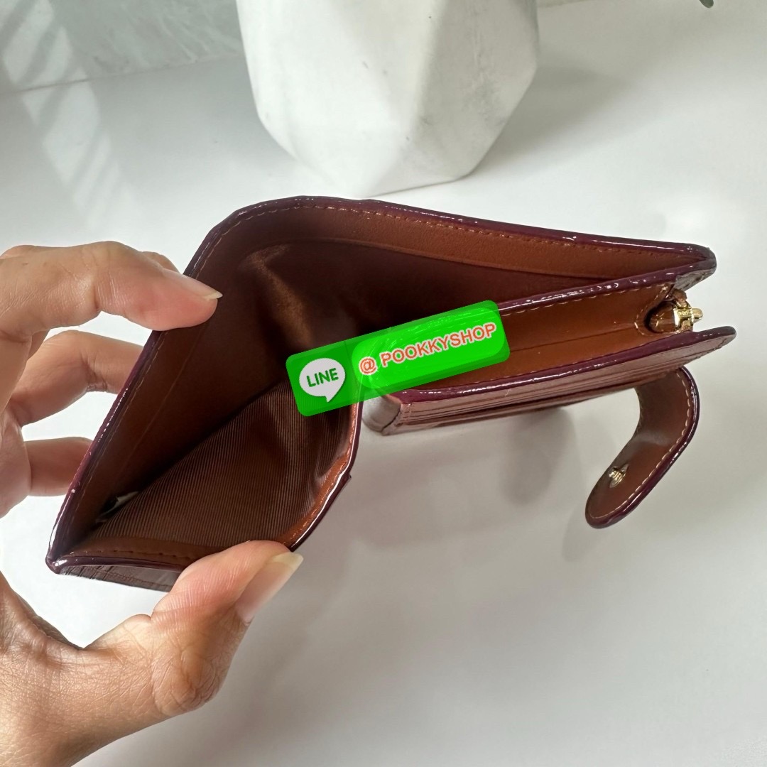 COACH MEDIUM CORNER ZIP WALLET IN SIGNATURE CANVAS WITH FLORAL PRINT(CR935) 🔖กระเป๋าสตางค์ใบกลางคอลเลคชั่นใหม่ปริ้นลายดอกไม้ 🔖วัสดุ:แคนวาสสลับหนังแท้ 🔖เปิด-ปิดด้วยกระดุมแป็ก 🔖ภายในมีช่องใส่บัตร ช่องใส่ธนบัตร และช่องซิป