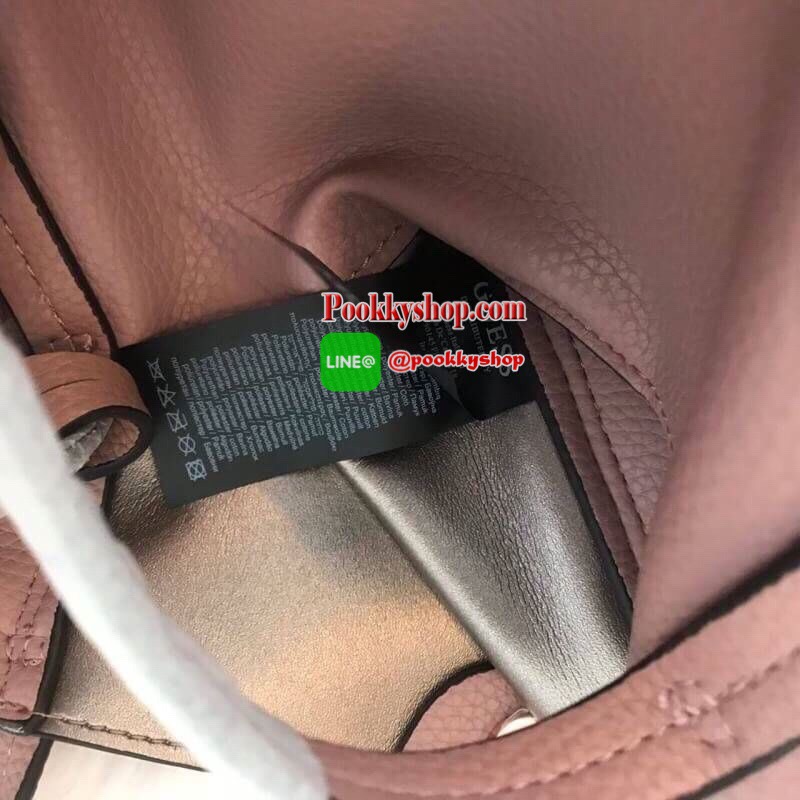 GUESS HEIDI HAMMERED EFFECT BAG 2 in 1กระเป๋าสะพายจาก Guess factory วัสดุ PU คุณภาพดี นิ่ม น้ำหนักเบา ด้านหน้าประดับด้วยโลโก้แบรนด์สุดหรู เปิดปิดกระเป๋าด้วยกระดุมแม่เหล็กและซิป ด้านในโล่งกว้างมีช่องสำหรับใส่ของด้านข้างกระเป๋าเพิ่มอีก2ช่องใช้งาน รุ่นนี้มาพ