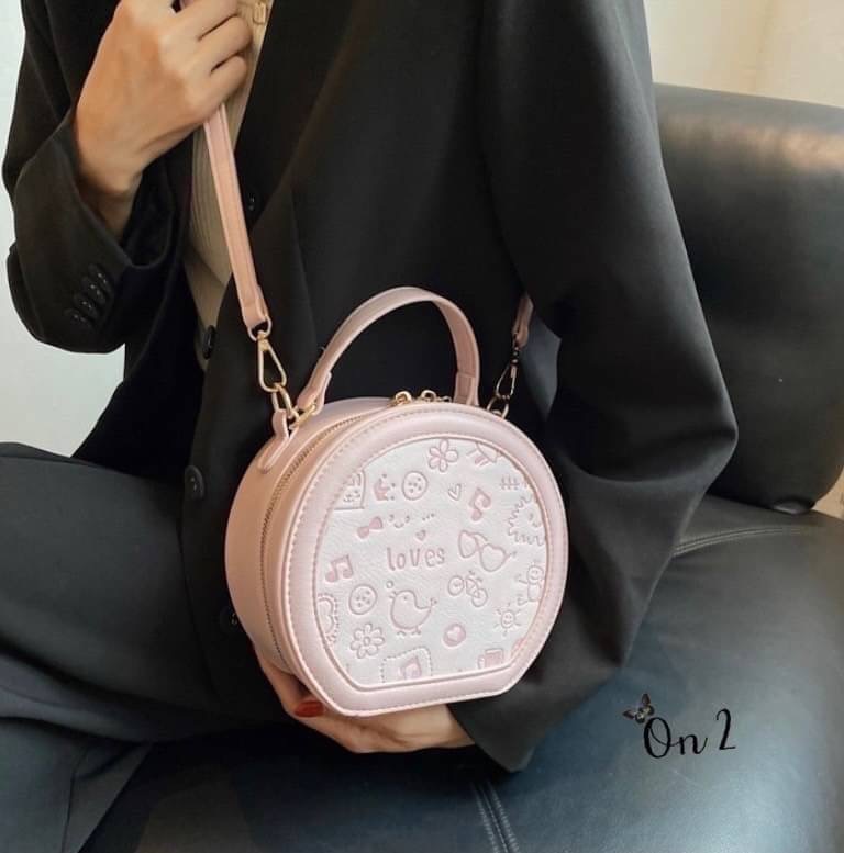 กระเป๋าแฟชั่นทรงกลม สไตล์มินิมอล งานซิปหนังpu อะไหล่ทอง สายสะพายยาวแบบ Cross body ปรับระดับได้ ทรงสวยงานน่ารักมากค่ะ