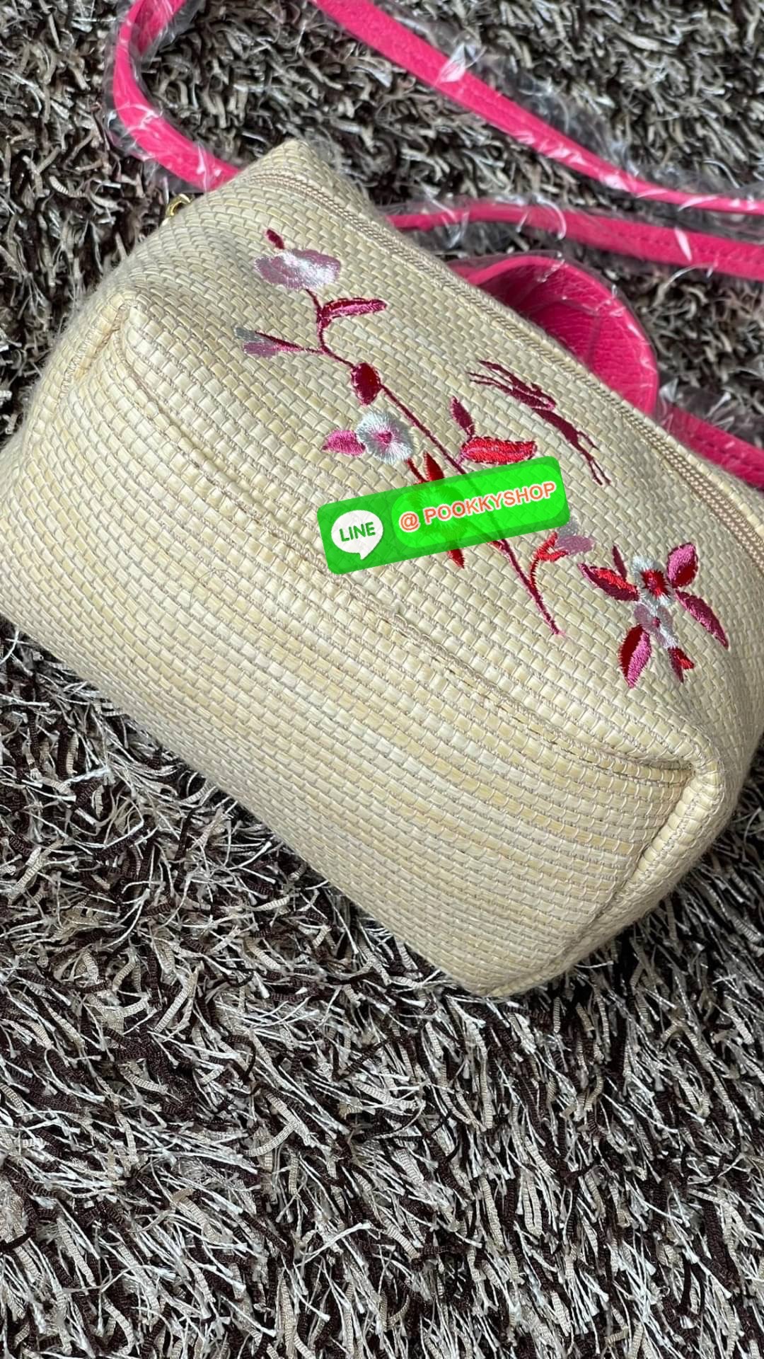 💕 Longchamp vanity xs le panier กระเป๋าสะพายข้างที่ดูเป็นผู้หญิงและไม่คาดฝันใบนี้เป็นเครื่องประดับที่สมบูรณ์แบบในชีวิตประจำวัน มีหูหิ้วและสายสะพาย สามารถถือด้วยมือ สะพายไหล่ หรือสะพายข้างลำตัว Le Pliage เฉลิมฉลองการมาถึงของฤดูร้อนด้วยผ้าใบเอฟเฟกต์