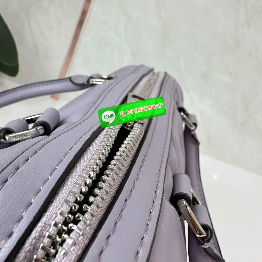 Coach Rowan Satchel With Puffy Diamond Quilting (CJ160) 🔖กระเป๋าทรงหมอนรุ่นใหม่ล่าสุดสัมผัสนุ่มมือ 🔖วัสดุ : Nappa leather (หนังแนบปา) 🔖เปิด-ปิดด้วยซิปแบบโลหะ ภายในช่องโล่งกว้าง ใส่กระเป๋าสตางค์ใบยาวได้ มีหมุดรองฐานอยู่ทรง 🔖