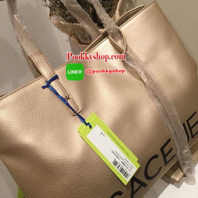 VERSACE JEANS TOTE BAG(VJ) กระเป๋าสะพายจากแบรนด์ดัง วัสดุ PU คุณภาพดี นิ่ม ด้านหน้าตกแต่งด้วยโลโก้แบรนด์สวยโดดเด่น ด้านในโล่งกว้าง มีช่องซิปและช่องใส่ของหลายช่อง ซับในลายแบรนด์ รุ่นนี้มาพร้อมกระเป๋าใบเล็กสำหรับใส่ของจุกจิกอีก1ใบ แยกใช้ได้ สาวๆที่ชอบใบใหญ่