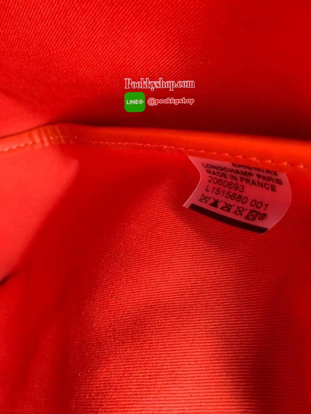 Longchamp by shayne oliver top handle Bag L อีกหนึ่งคอลเลคชั่นแบบลิมิเตทที่ออกแบบโดย Shayne Oliver นักดีไซน์เนอร์ชื่อดังระดับโลก ด้วยรูปทรงกระเป๋าที่ออกแบมาเพือใช้ได้ในชีวิตประจำวัน เน้นความเรียบหรู และง่ายต่อการถือและสะพายอย่างคล่องตัว ใส่สิ่งของได้เยอะส