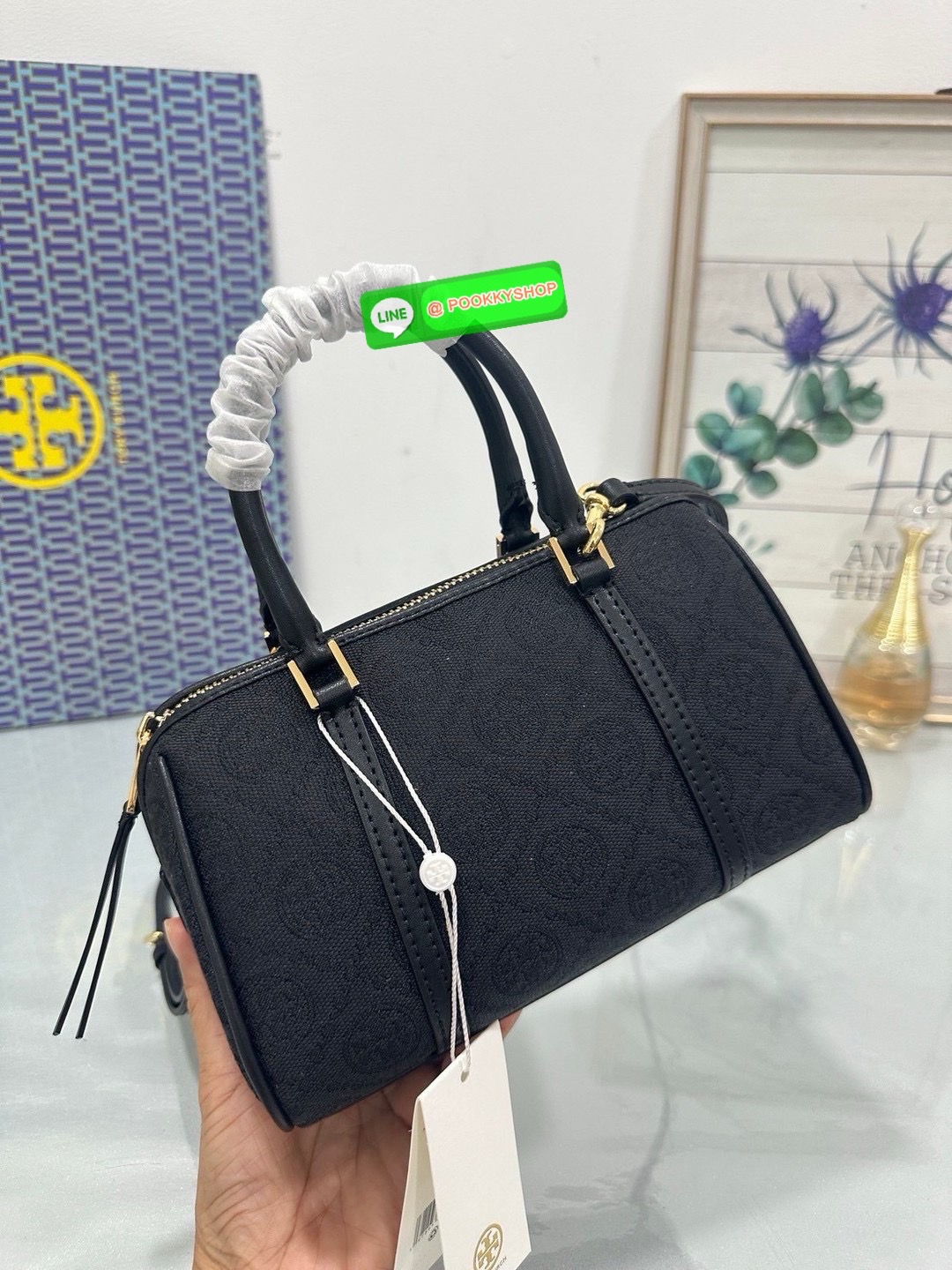 💙ToryBurchMiniBostonBag 🖤💫 • รุ่น: Mini Boston Bag จากแบรนด์ Tory Burch — ลักษณะทรง Boston น้ำหนักเบา มีหูจับด้านบน + สายสะพายแบบปรับได้ในบางรุ่น ใช้หนังหรือผสมวัสดุต่างๆ ตามรุ่นย่อย.